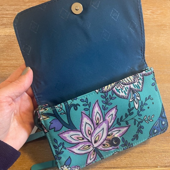 Vera Bradley Lighten Up RFID 3-in-1 Crossbody in Peacock Garden - Picture 5 of 6